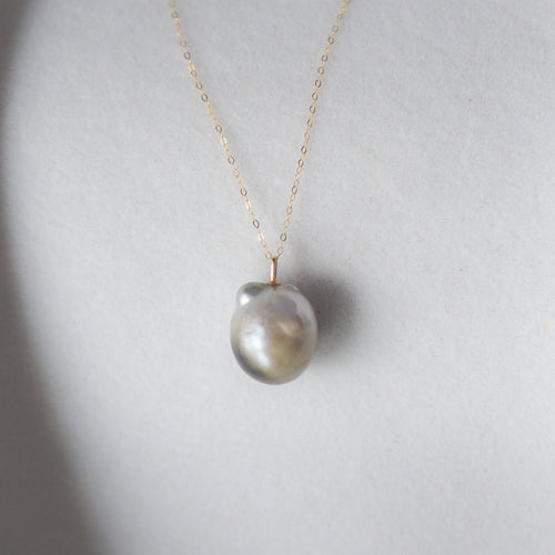 Perla 18k Minimalist Baroque Pearl Necklace